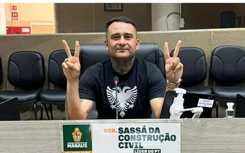 AFRONTOSO: Sargento Salazar tira foto em bancada de Sassá na Câmara Municipal de Manaus