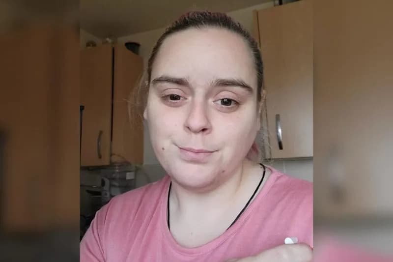 Mulher escocesa sofre de doença rara e não urina naturalmente há oito anos