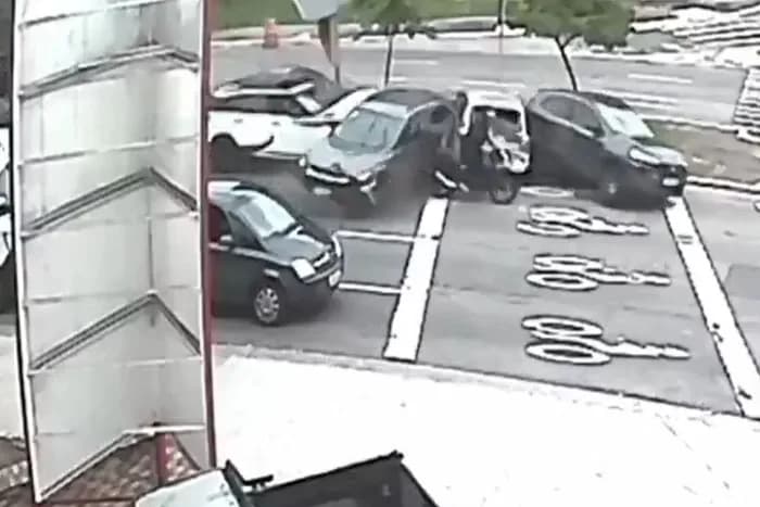 Carro de luxo causa engavetamento e deixa ferido na zona sul de SP