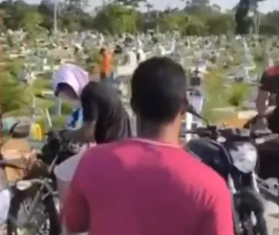 VÍDEO: Motociclistas causam arruaça ao pilotar entre sepulturas em cemitério de Manaus