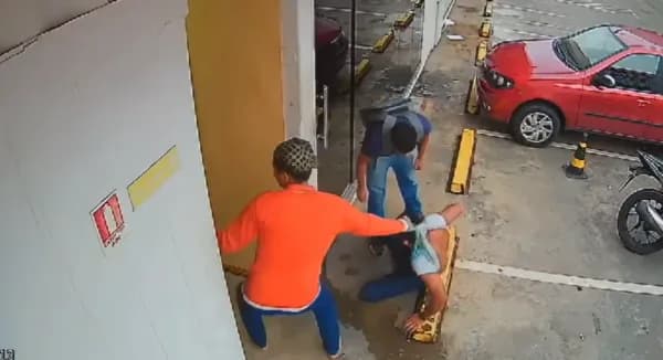 Veja o momento em que bandidos assaltam gerente de posto de gasolina na Torquato Tapajós