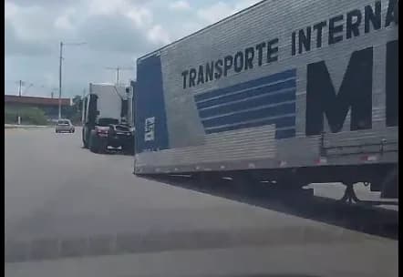 VÍDEO: Contêiner desprende de carreta no Rapidão, em Manaus