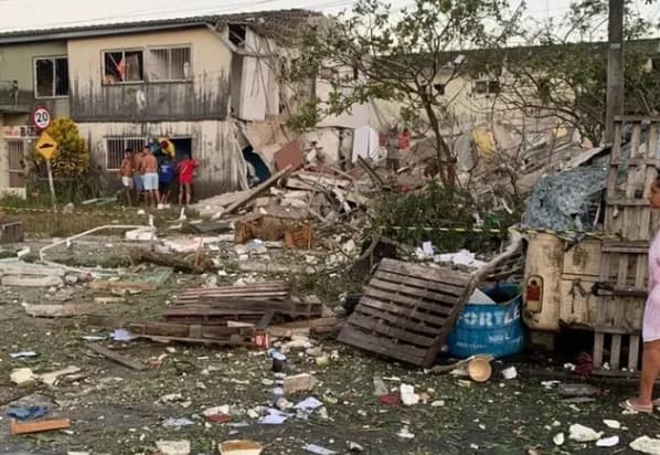 VÍDEO: Prédio desaba após botija de gás explodir em Maceió; três pessoas morreram