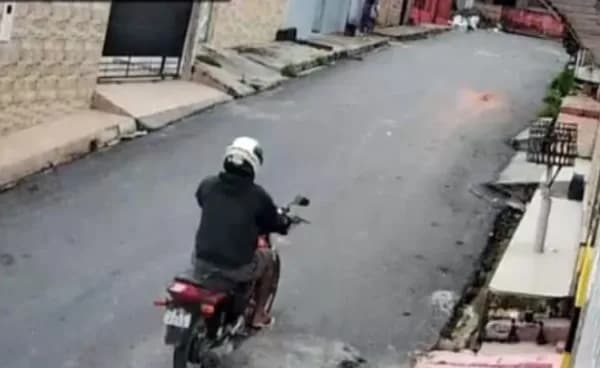 Veja o momento em que mulher é assaltada ao sair de casa para trabalhar no Jorge Teixeira