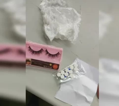 Mulher é presa por vender remédio abortivo em caixa de cílios postiços no RJ