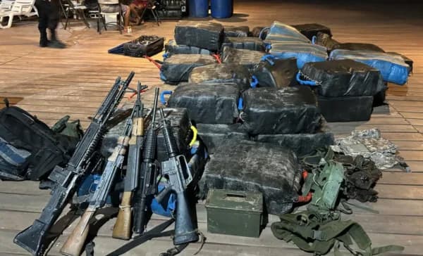 Polícia apreende mais de 2 toneladas de drogas após troca de tiros con traficantes no Rio Solimões