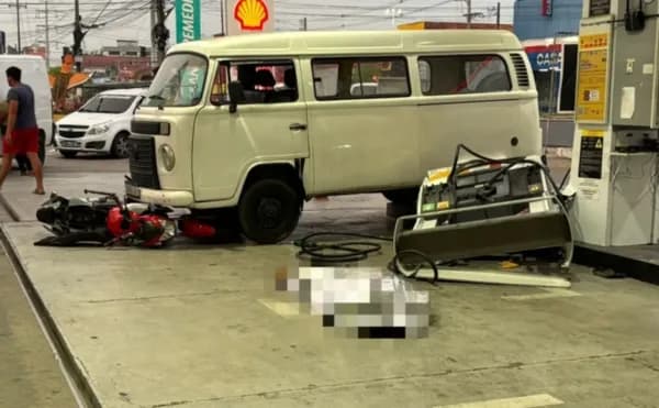 Idoso morre após bater kombi em bomba de gasolina na Av. Autaz Mirim