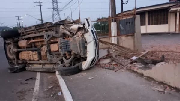 VÍDEO: Carro capota e destrói muro de igreja na Avenida Noel Nutels, em Manaus