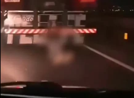 VÍDEO: Homem é arrastado ao tentar pegar carona na traseira de caminhão