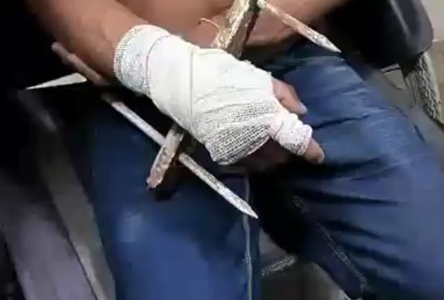 VÍDEO: Homem fica com grade de portão atravessada na mão, no Amazonas