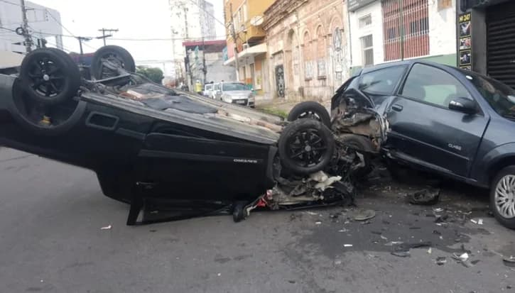 VÍDEO: Motorista embriagado perde controle de carro, capota e atinge veículos no Centro de Manaus