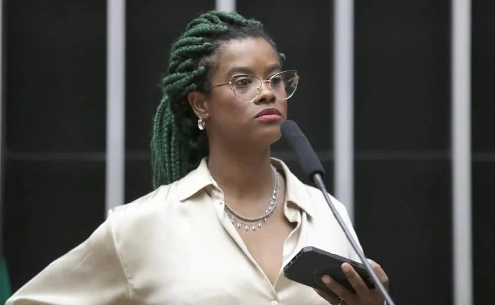 Deputada Carol Dartora denuncia ameaças de morte e racismo na Câmara: “Convivo diariamente com medo”