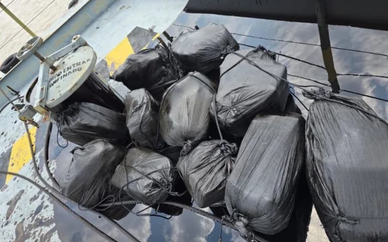 VÍDEO: PM apreende cocaína, pedras e metais preciosos em tanque com petróleo dentro de balsa em Codajás