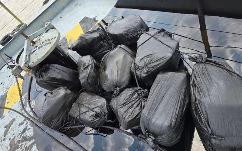 VÍDEO: PM apreende cocaína, pedras e metais preciosos em tanque com petróleo dentro de balsa em Codajás