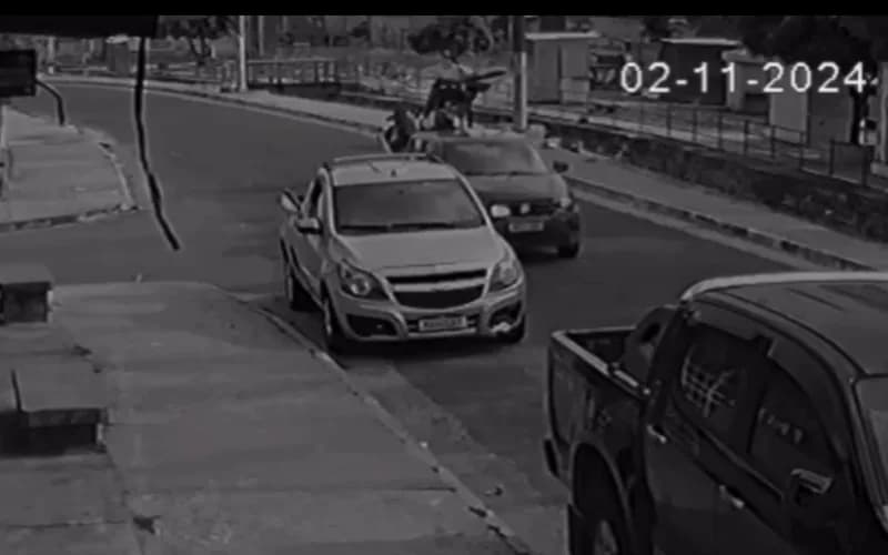 VÍDEO: Casal em motocicleta atinge traseira de veículo e mulher sai andado após ser arremessada em Manaus
