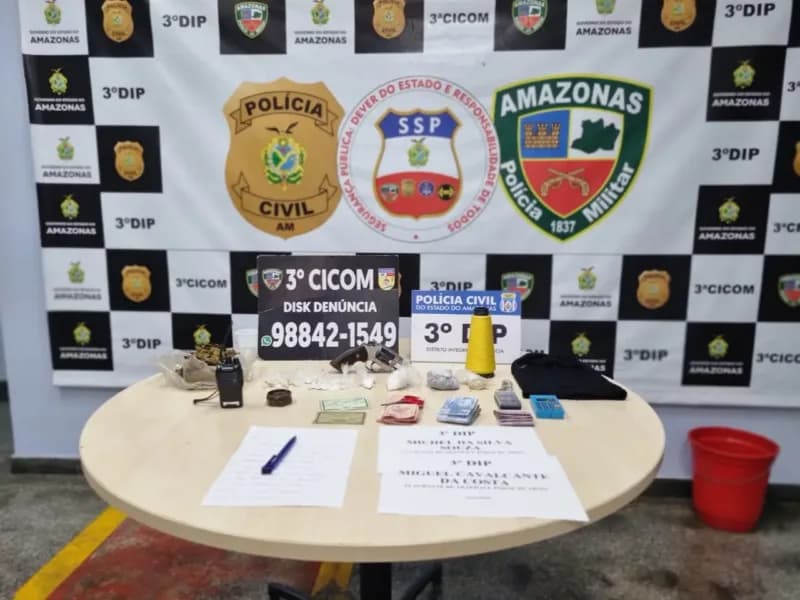 Em Manaus, dupla é presa com arma de fogo, drogas e materiais utilizados no tráfico