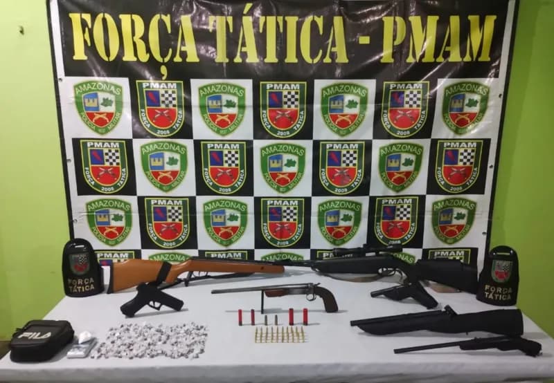 Líder de facção usa esquema de vigilância para escapar da polícia; armas e munições são apreendidas