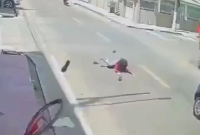 VÍDEO: Adolescentes são atropeladas em cruzamento em Macapá