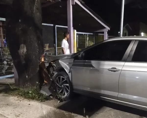 Carro desgovernado atinge árvore na Avenida das Torres, em Manaus
