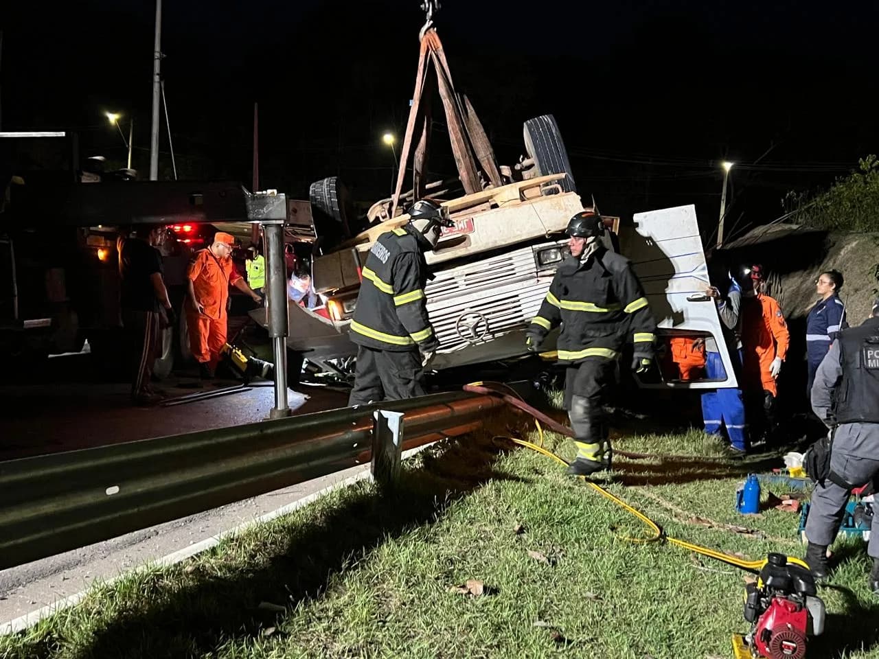 VÍDEOS: Carreta tomba com carregamento de metais no Distrito Industrial; motorista ficou preso nas ferragens