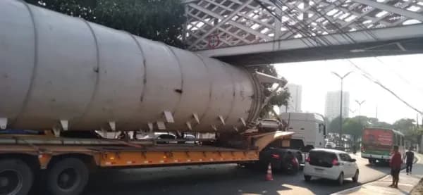 VÍDEO: Caminhão fica preso em passarela e deixa trânsito parado na av. Coronel Teixeira, em Manaus