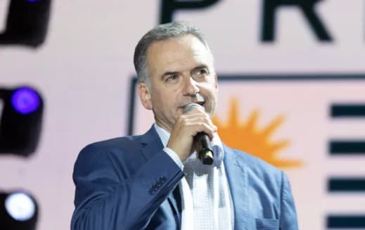 Após disputa acirrada, Yamandú Orsi é eleito presidente do Uruguai