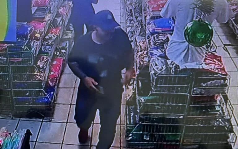 VÍDEO: Homem leva R$20 mil de loja e atira contra vendedora e comerciante no Centro