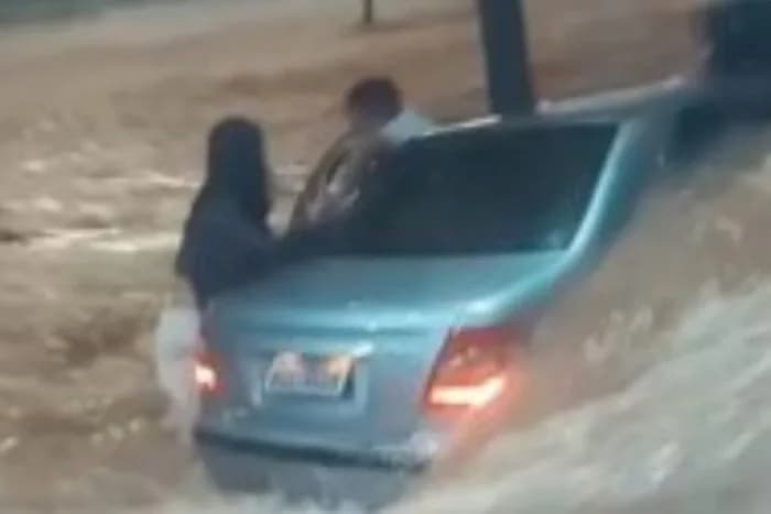 CENA DRAMÁTICA: Vídeo mostra influenciadora e marido sendo arrastados por enxurrada em MG; mulher morre