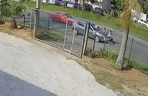 VÍDEO: Mãe e filho de 10 anos são atropelados ao atravessar avenida no Paraná