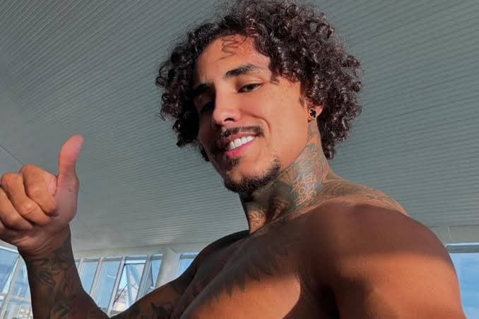 Com TDAH, MC Livinho comemora ao ler um livro inteiro pela primeira vez