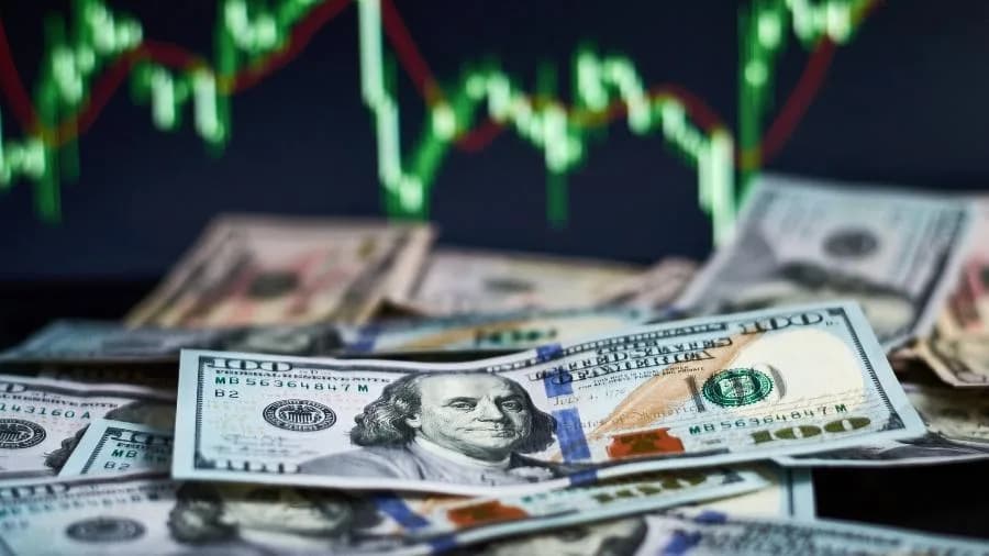 Dólar dispara e fecha em novo recorde de R$ 6,26 com pacote fiscal e decisão do Fed
