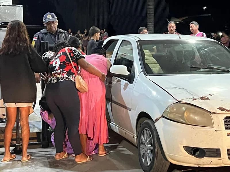 VÍDEOS: Com tiros na cabeça, homem é assassinado dentro de táxi em Iranduba