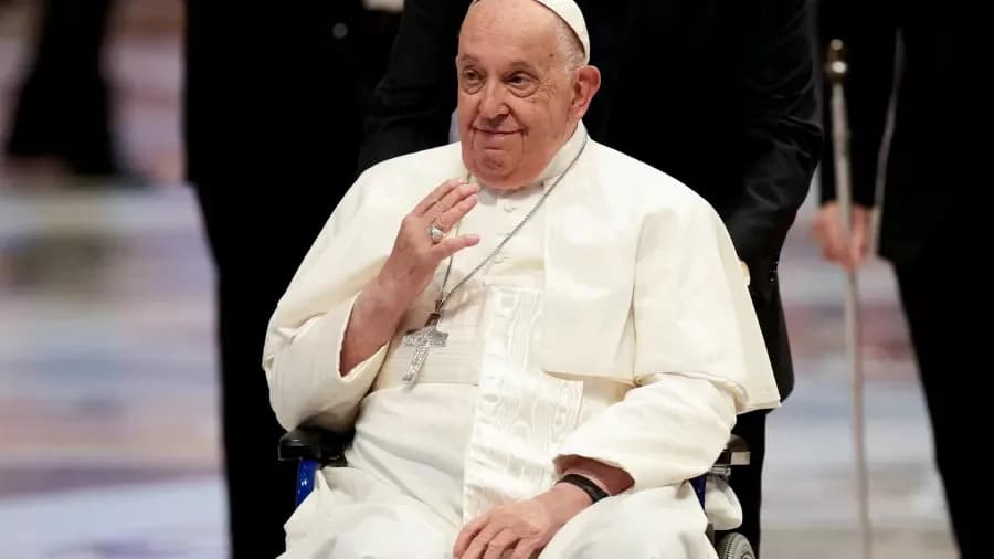 Papa Francisco não aparece em procissão anual da Sexta-feira Santa em Roma