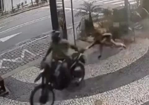 VÍDEO: Mulher é arrastada durante tentativa de assalto no Leblon (RJ)