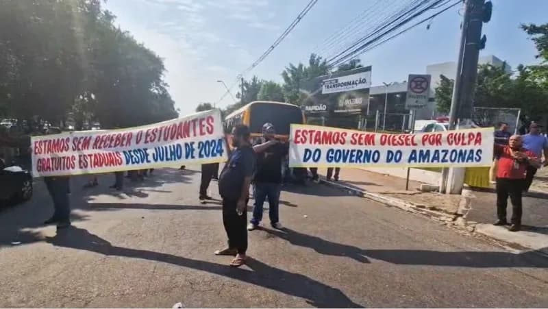 Vídeos: Amarelinhos fazem protesto em frente à sede do governo e ameaçam paralisação até repasse de verbas