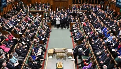 Parlamento do Reino Unido avança em votações do projeto sobre suicídio assistido; entenda