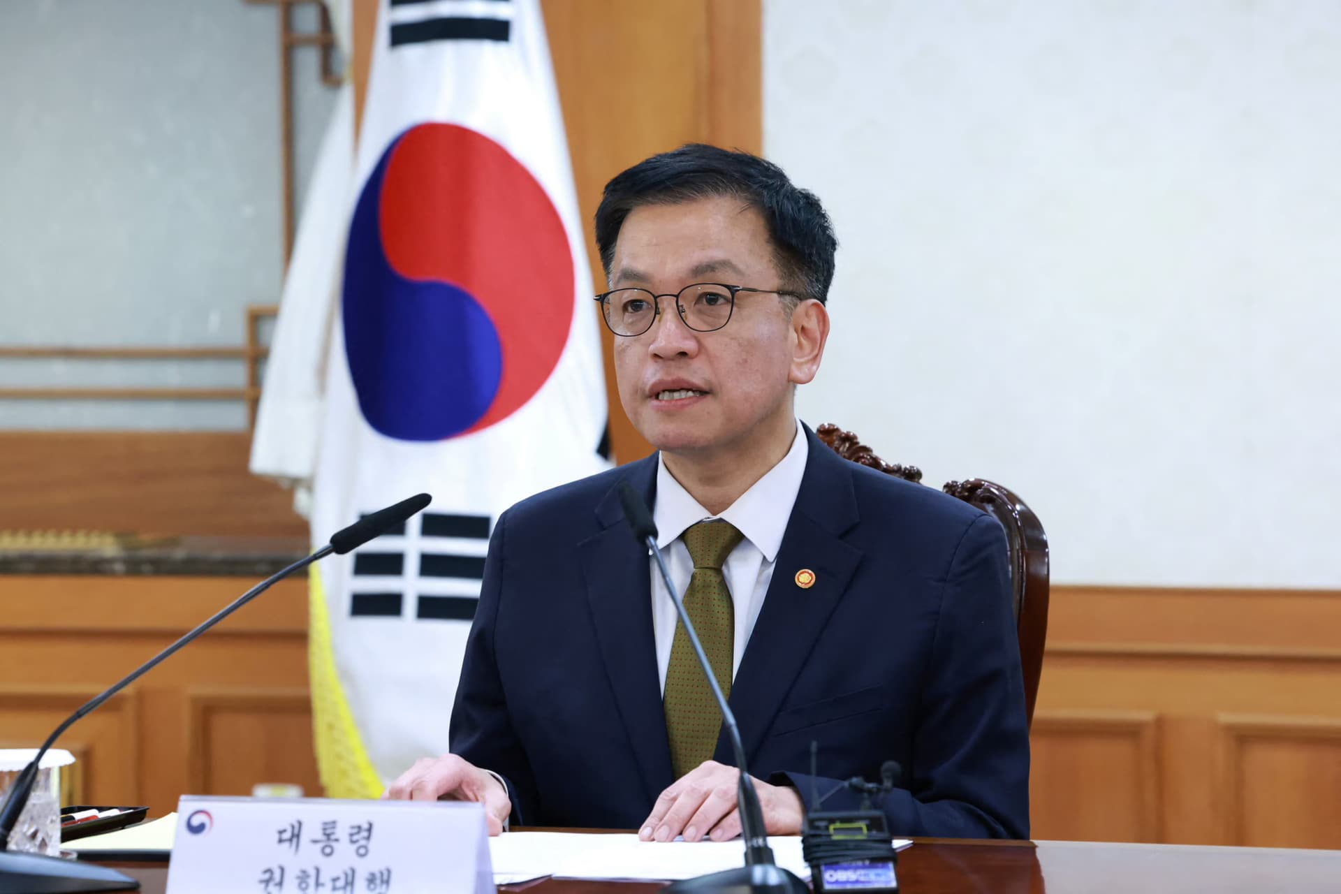 Choi Sang-mok assume a presidência interina após impeachment de Han Duck-soo