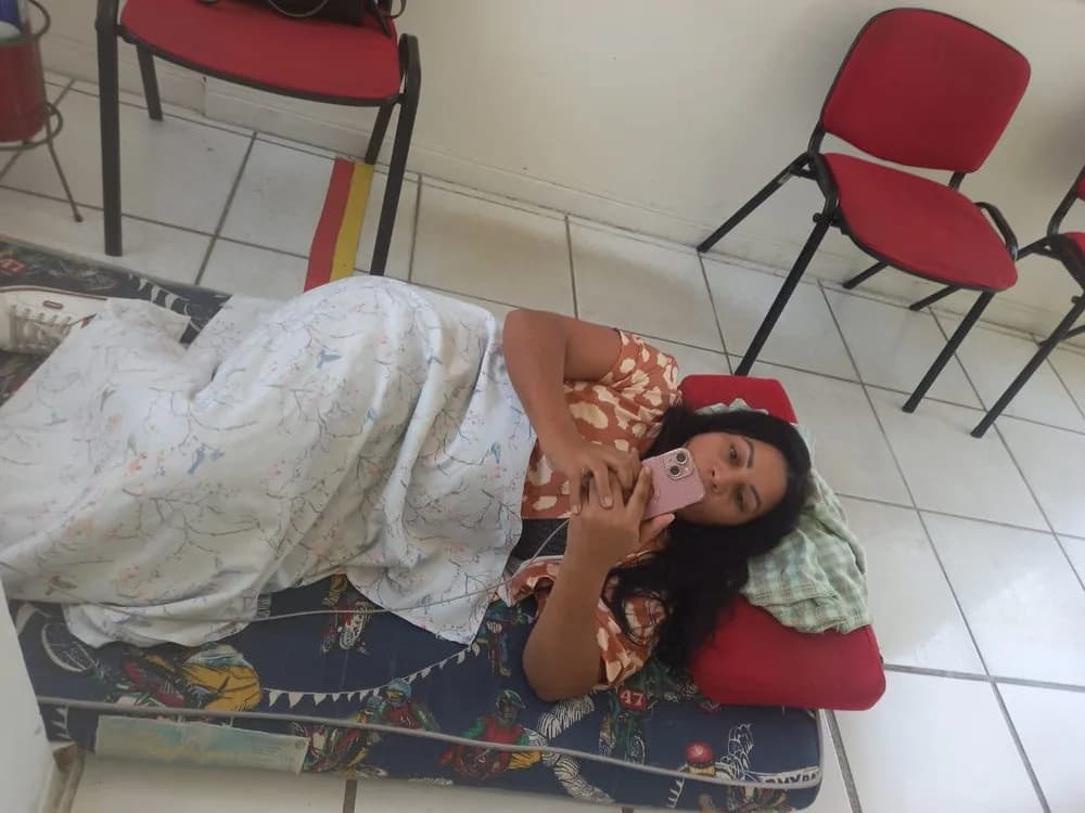 Mulher acampa em concessionária de energia após ficar 5 dias sem luz