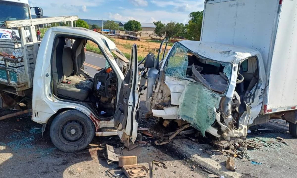 Motorista morre em acidente entre caminhões na Bahia