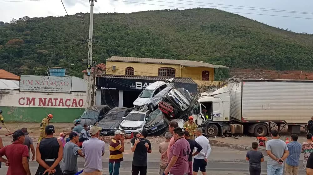 VÍDEO: Caminhão desgovernado atinge concessionária e causa “montanha” de carros amassados, no RJ