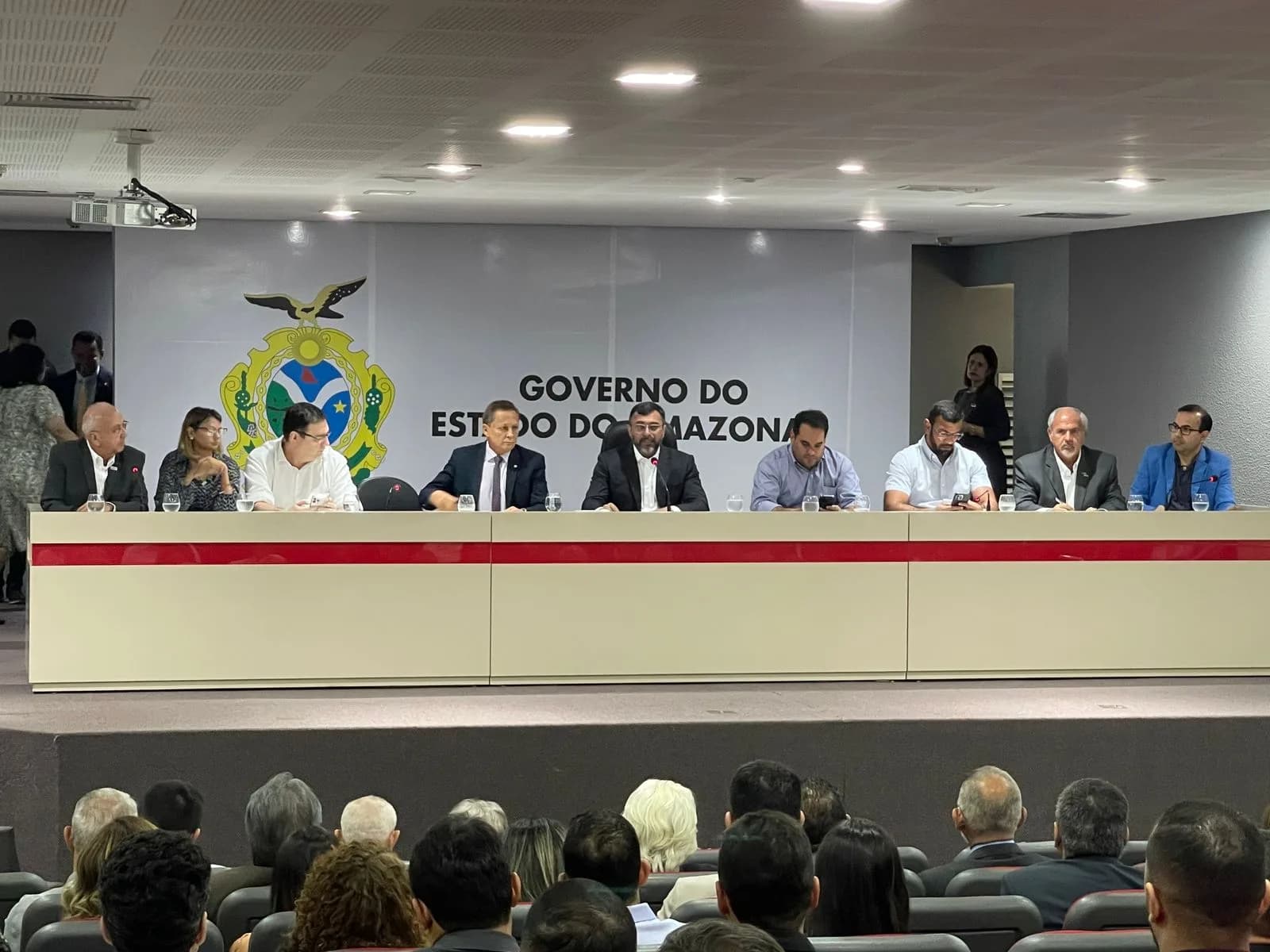 VÍDEO: Wilson Lima anuncia tabela de pagamento do 13º e injeta R$ 1,64 bilhão na economia do Amazonas