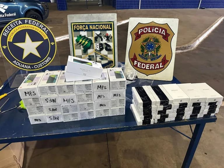 Orgãos federais apreendem van de fundo falso com celulares