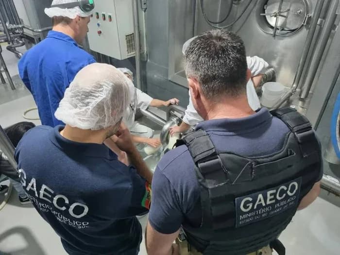 Operação prende diretores de fábrica que adulterava leite com soda cáustica e água oxigenada no RS