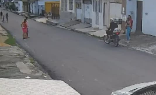 VÍDEO: Bandido audacioso assalta mulher na frente de vizinhos na Cidade Nova