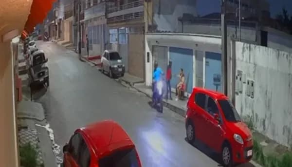 VÍDEO: Bandidos surpreendem e assaltam mulheres em frente de casa no Petrópolis