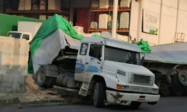 VÍDEO: Carreta desgovernada esmaga carros após invadir fábrica em Manaus