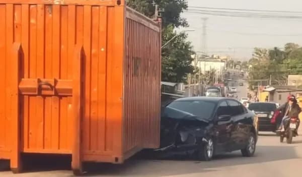 Carro fica destruído após motorista perder controle e bater em contêiner, em Manaus