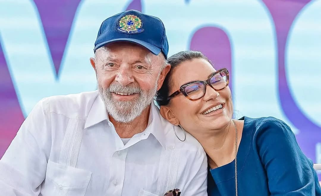 “Com a fé e o amor do povo, em breve ele estará de volta”, diz Janja após cirurgia de Lula