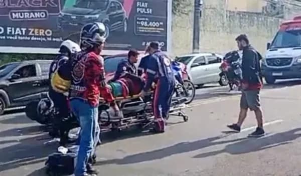 VÍDEOS: Motociclista fica ferido após colidir com carro em acidente no Adrianópolis