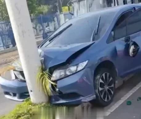 VÍDEO: Motorista colide com poste após perder controle de carro na Av. André Araújo
